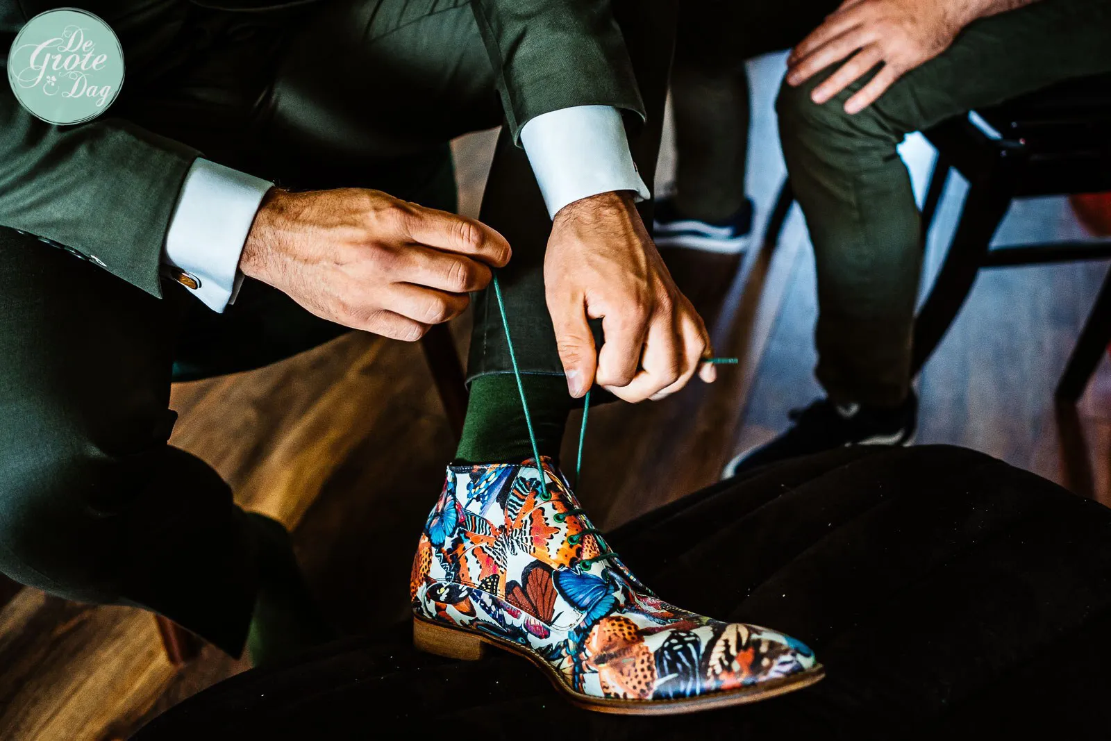 Mosgroen trouwpak met klassieke das en trendy schoenen