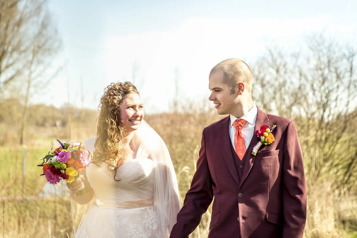Kleurenthema bruiloft in burgundy trouwpak