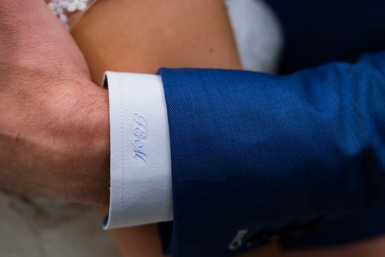 Blauw trouwpak met geruite gilet en geruite stropdas