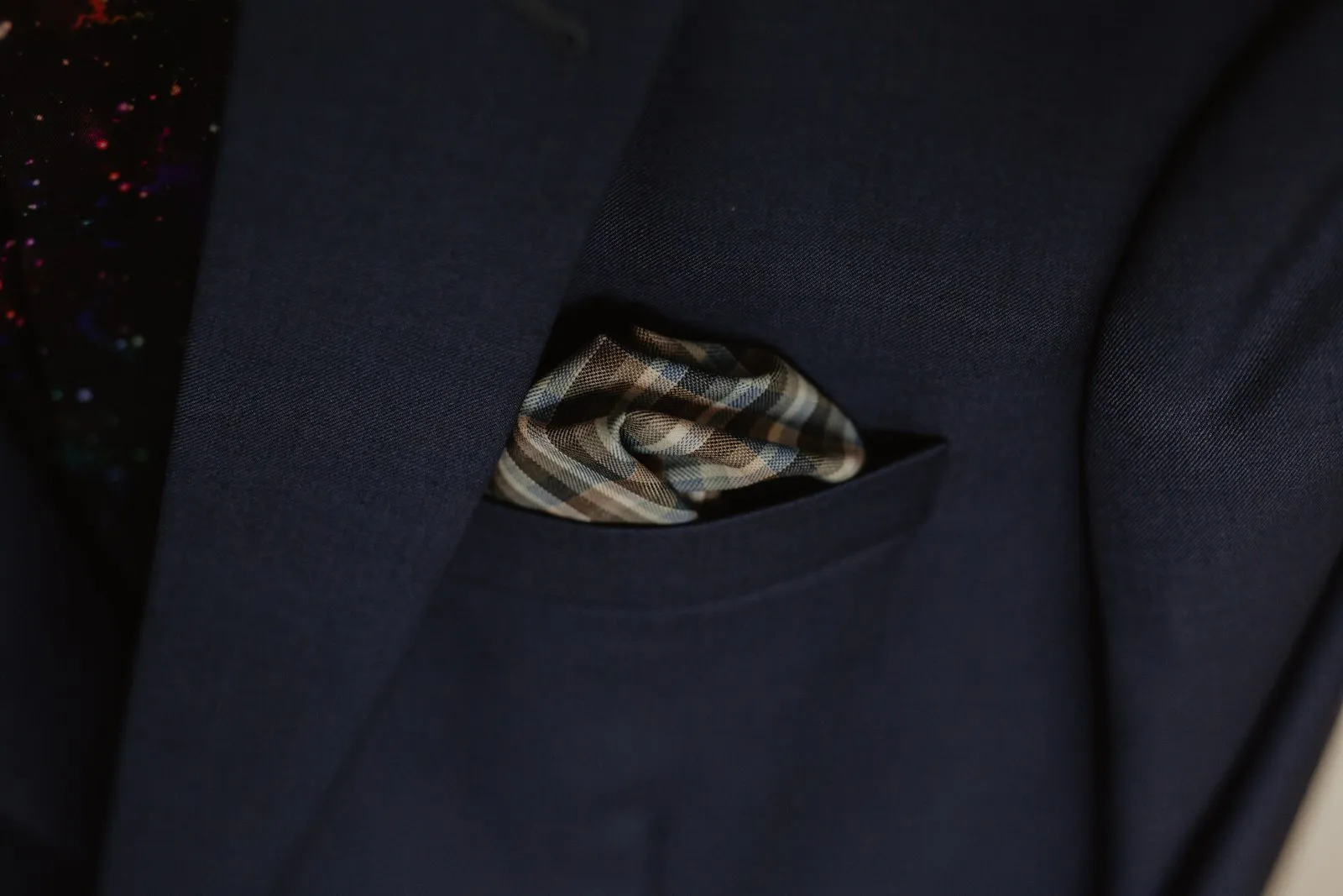 Blauw trouwpak met geblokte gilet en geblokte stropdas