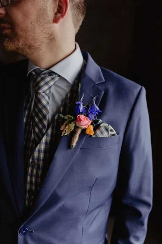 Blauw trouwpak met geblokte gilet en geblokte stropdas