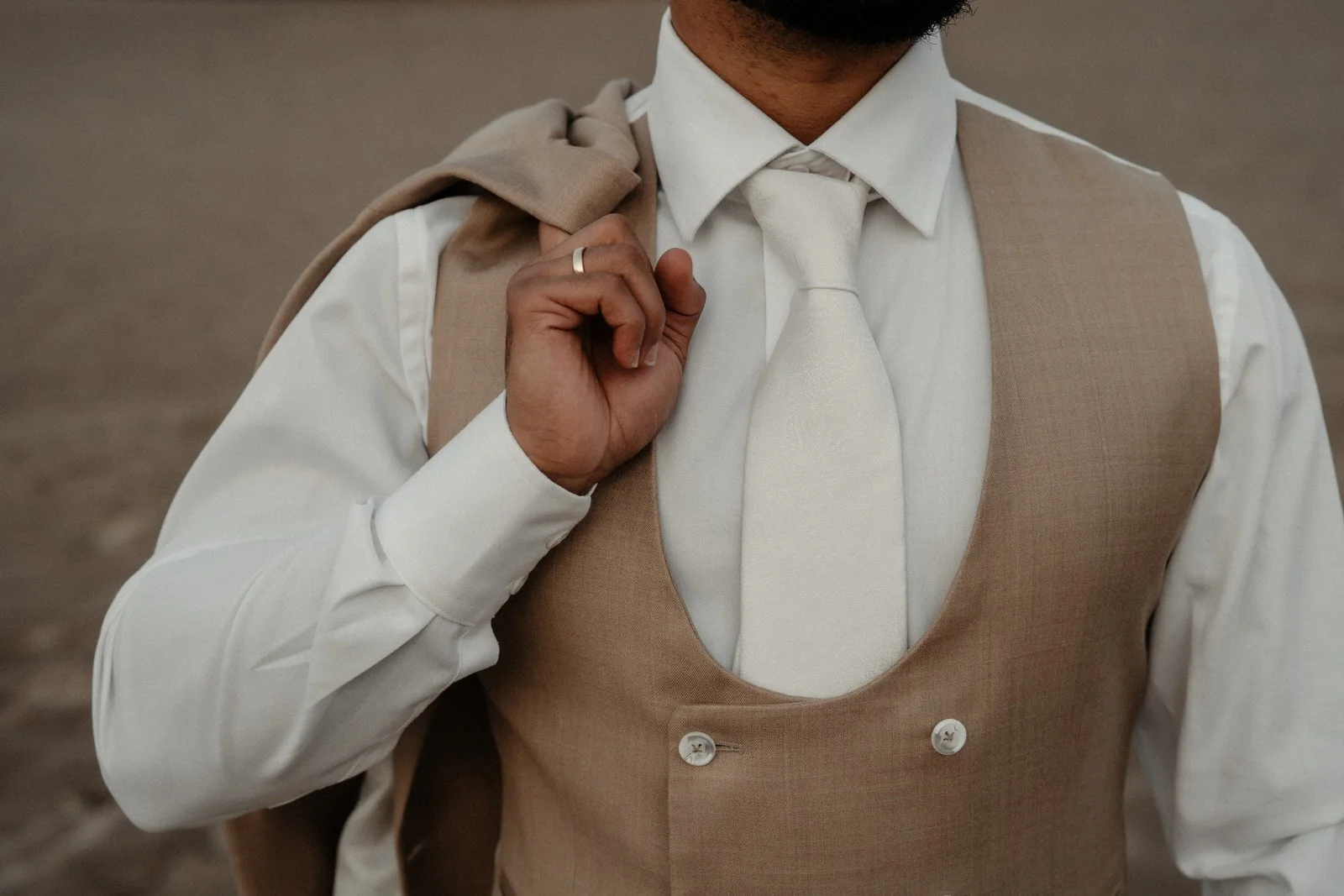 Strak in beige trouwpak met double-breasted gilet