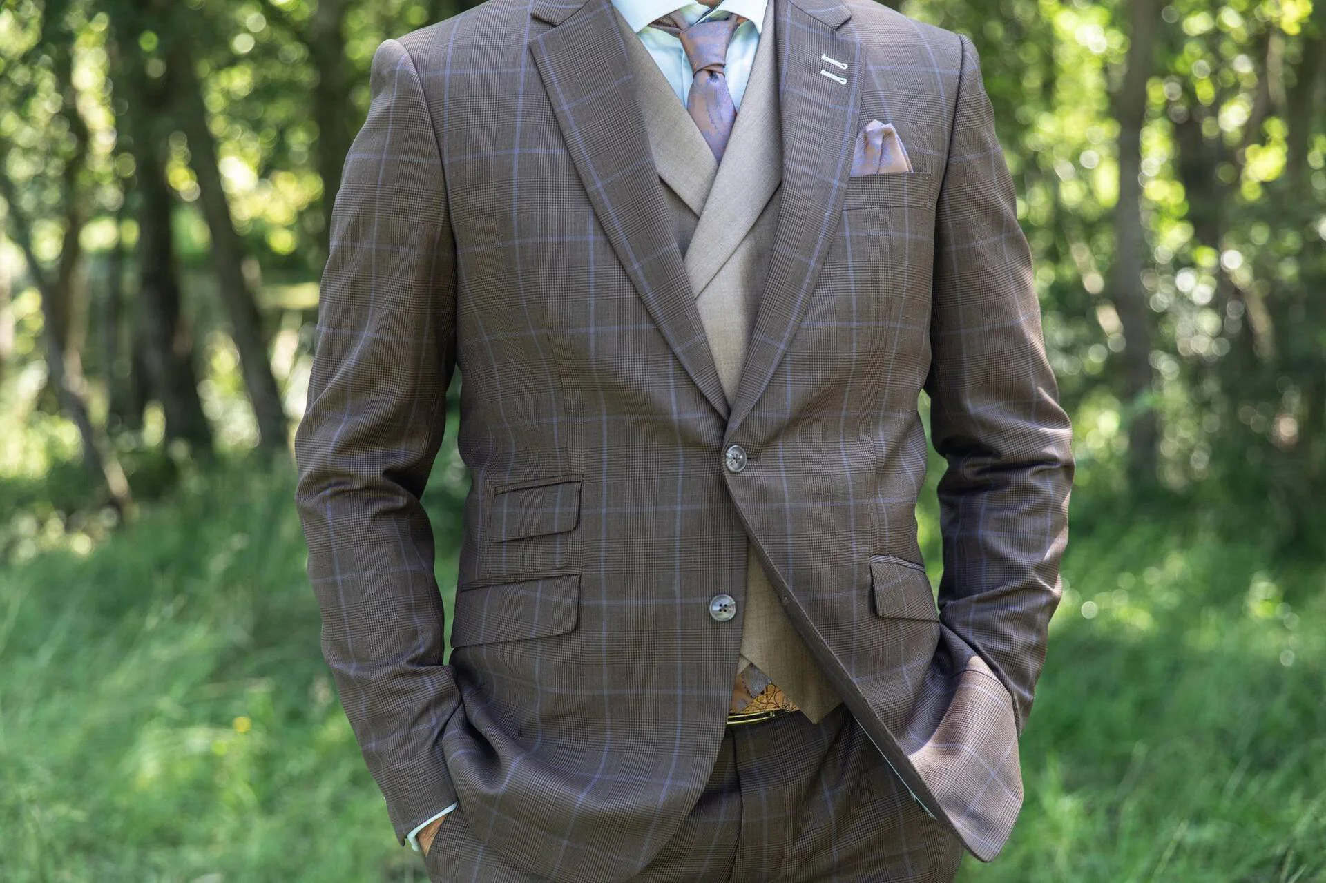 Check this suit! Bruin maatpak met opvallende ruit 