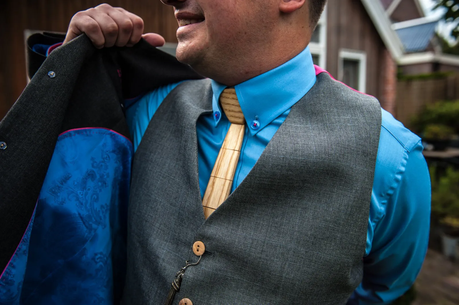 2-kleurig grijs trouwpak met knopen en stropdas van hout