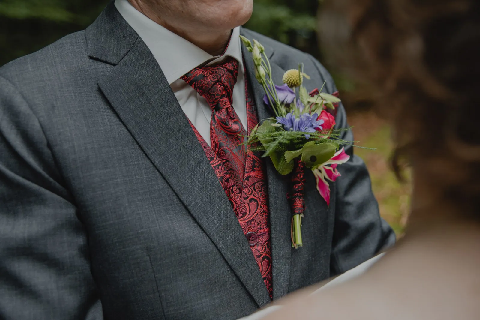 Een superfeestelijk grijs trouwpak met mooie details