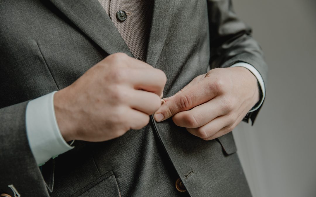 Waarom je de onderste knoop van je jasje open laat
